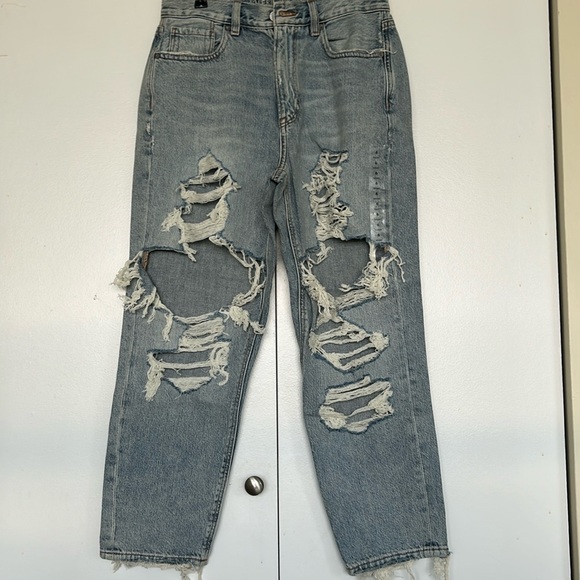American Eagle Outfitters Denim - American Eagle ripped Mom Jeans, size 6 short, with a tag
